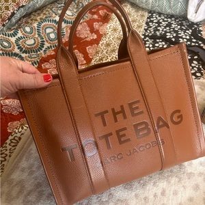 Marc Jacobs The Tote Bag THE
LEATHER MEDIUM TOTE BAG